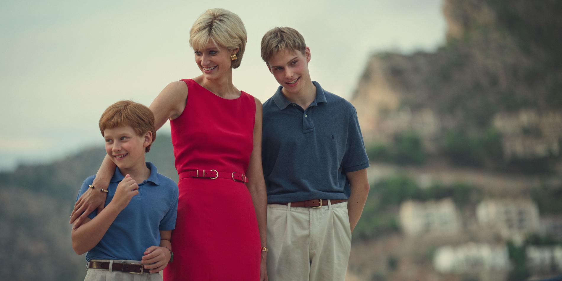 Prinsessan Diana (Elizabeth Debicki) semestrar i Frankrike tillsammans med sönerna Harry och William (Fflyn Edwards och Rufus Kampa). Pressbild.
