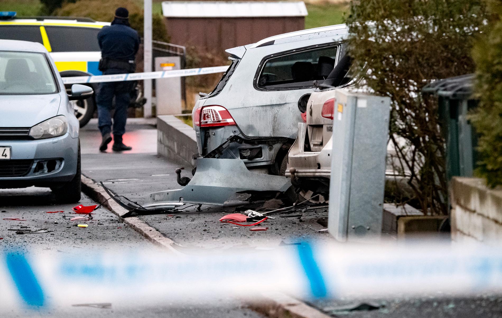 Skador på flera fordon efter en explosion i ett bostadsområde utanför Helsingborg.