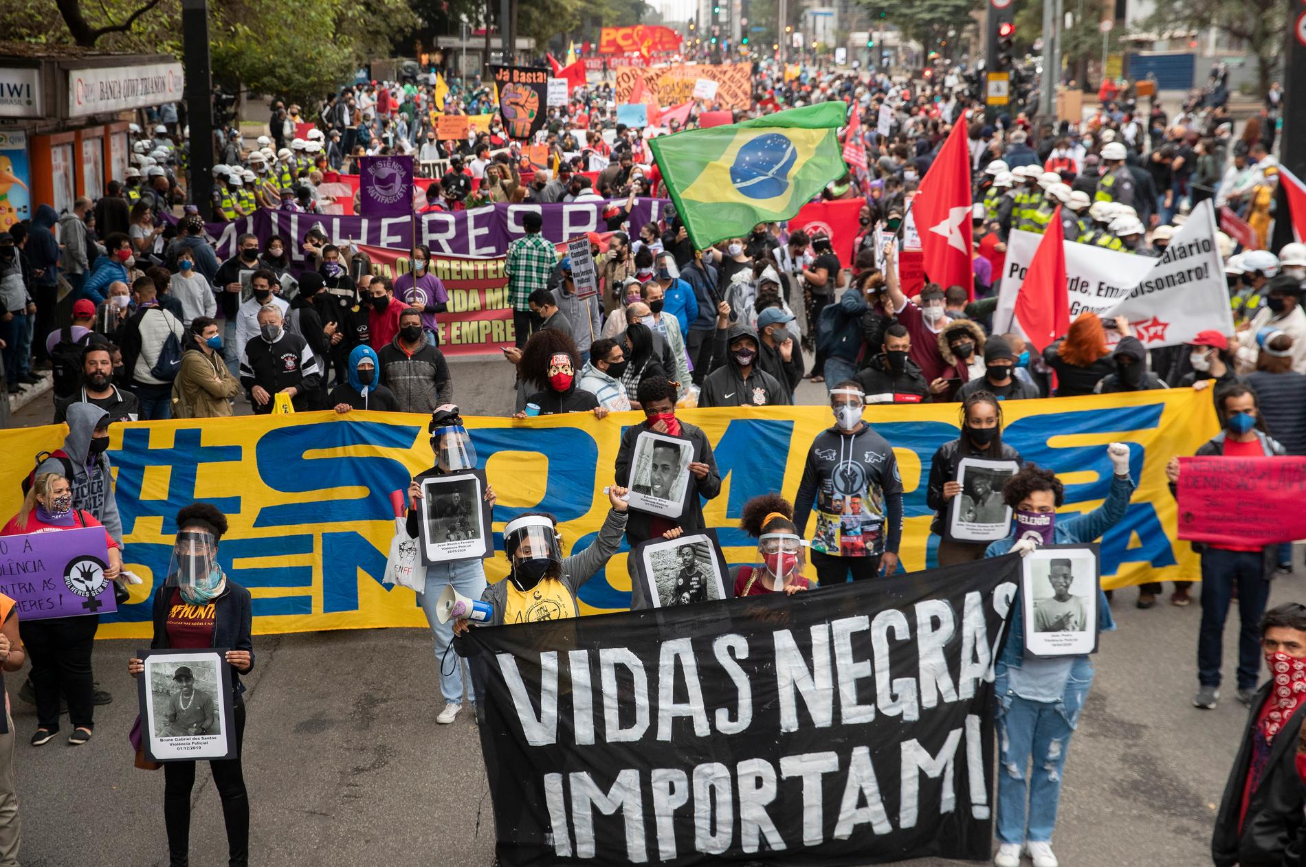 "Vidas negras importam" – portugisiska för "Black lives matter" – står det på plakaten under en av demonstrationerna i São Paolo tidigare i somras.
