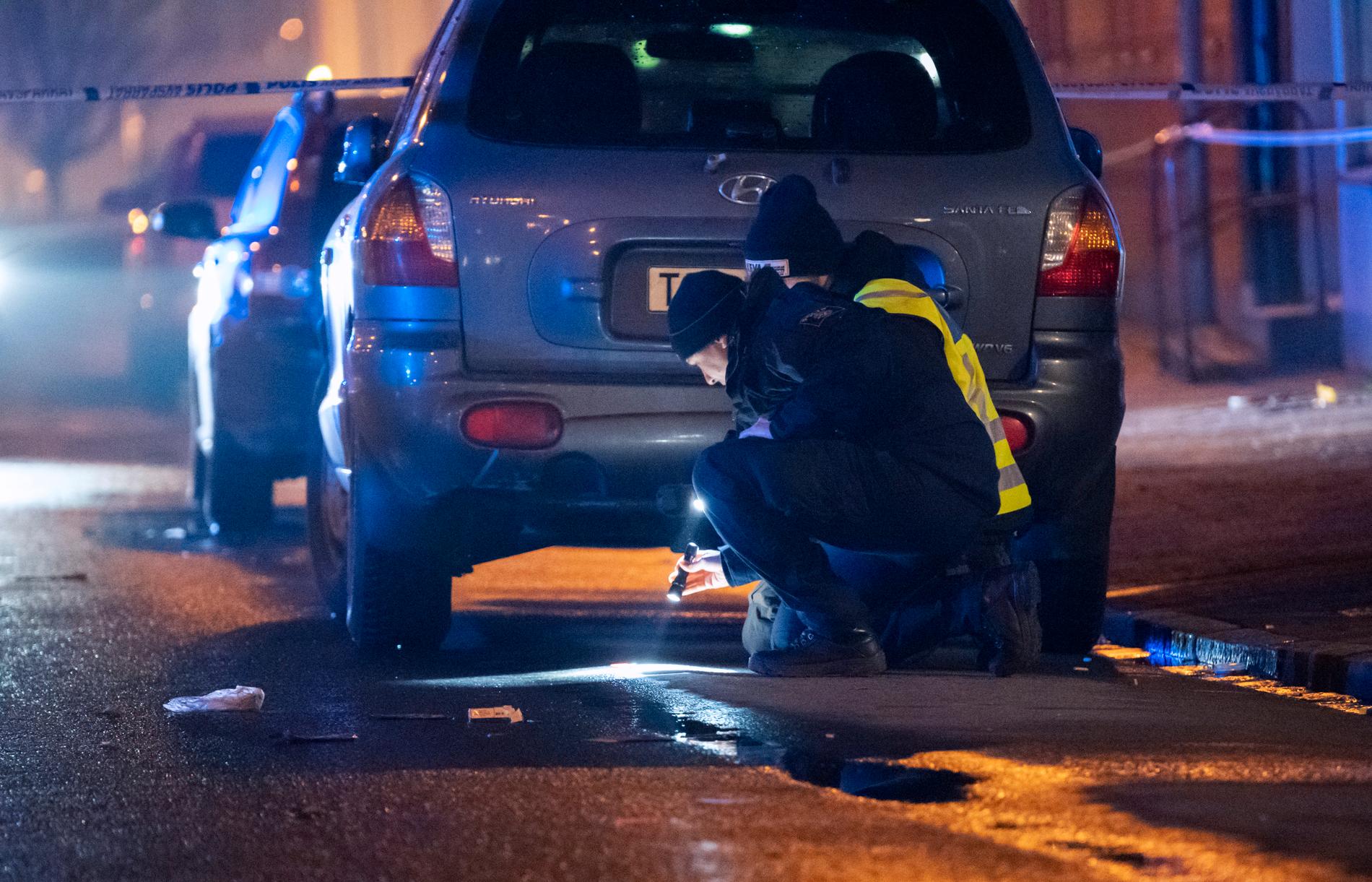 Polisens kriminaltekniker utreder en misstänkt skottlossning i Kristianstad.