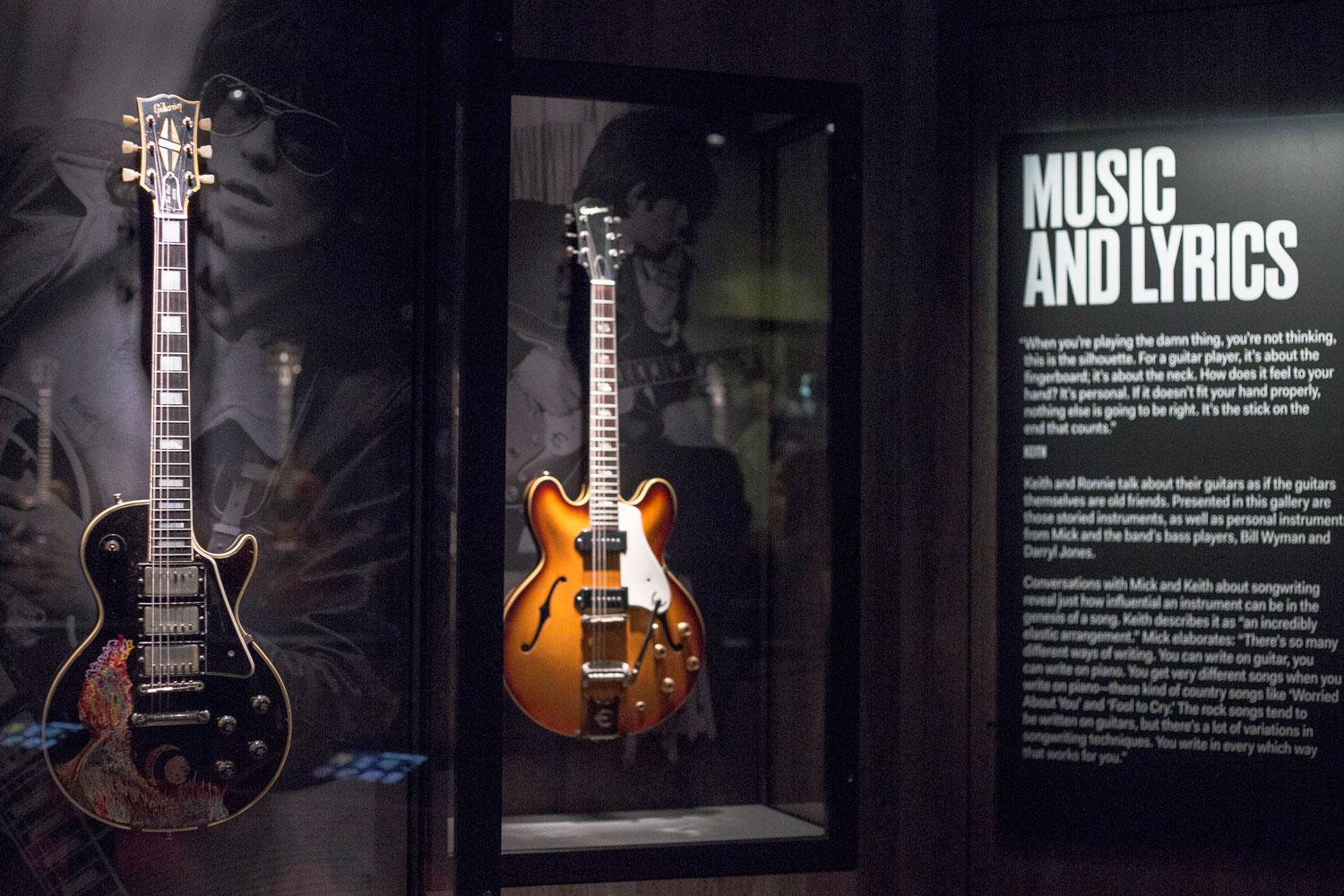 Keith Richards handmålade gitarr, till vänster, på utställningen.