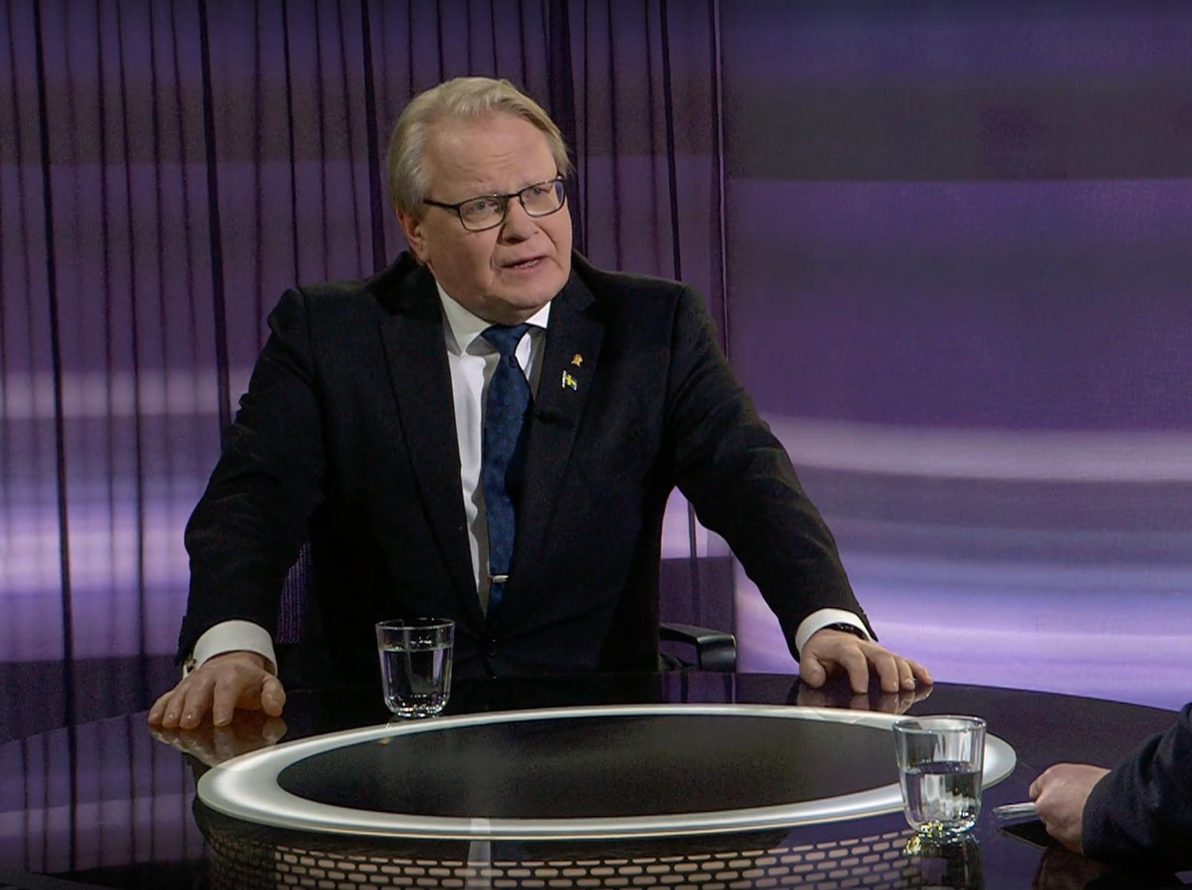 Försvarsminister Peter Hultqvist säger i SVT:s ”30 minuter” att han inte ändrat uppfattning om ett svenskt Nato-medlemskap, men att man aldrig ska säga aldrig. 
