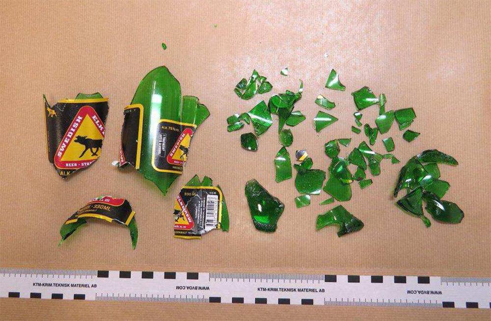 Här är glasrester från flaskan som dödade 17-åringen.