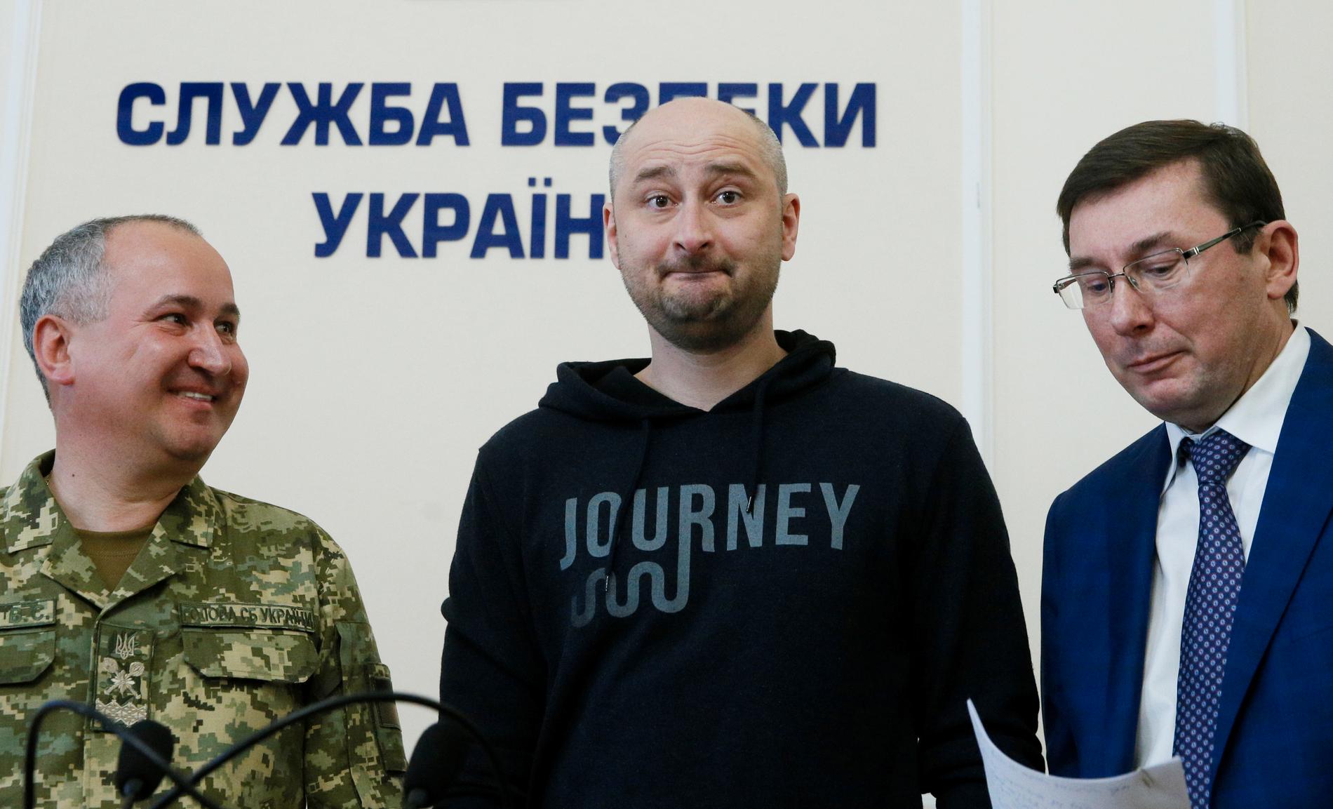 Arkadij Babtjenko (mitten), tillsammans med Vasily Gritsak från Ukrainas säkerhetstjänst (SBU) och chefsåklaren Yuriy Lutsenko under pressträffen i dag.