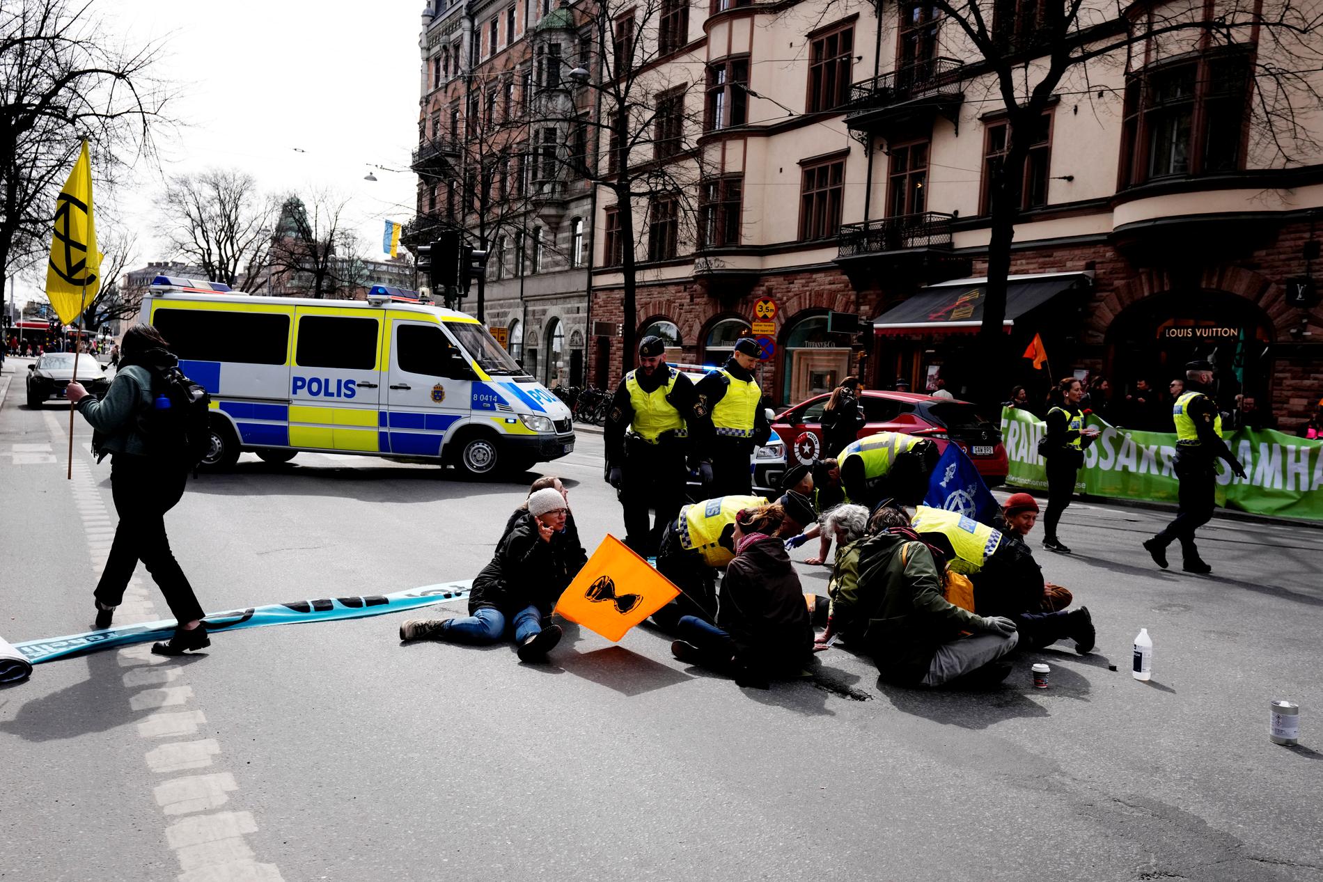 Medlemmar från Extinction Rebellion utför en sittstrejk på Birger Jarlsgatan i centrala Stockholm