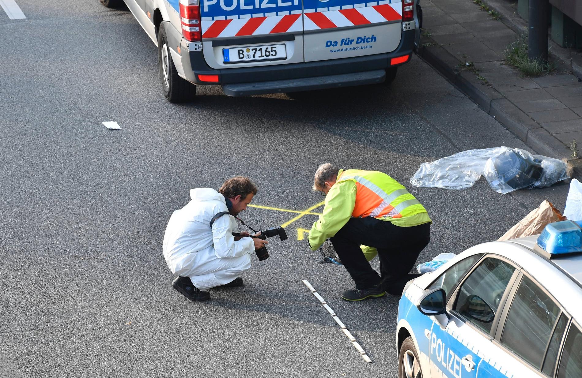 Man i 30-årsåldern utreds för tre försök till mord efter att orsakat en rad trafikolyckor på Autobahn i går natt. 