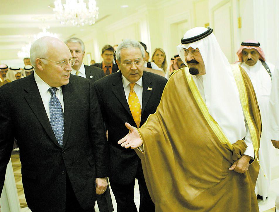 Vänner USA:s vicepresident Dick Cheney – arkitekten bakom kriget i Irak – med Saudiarabiens kung Abdullah. Trots att saudierna finansierar islamistisk terror ser USA landet som sin närmast allierade i Mellanöstern.