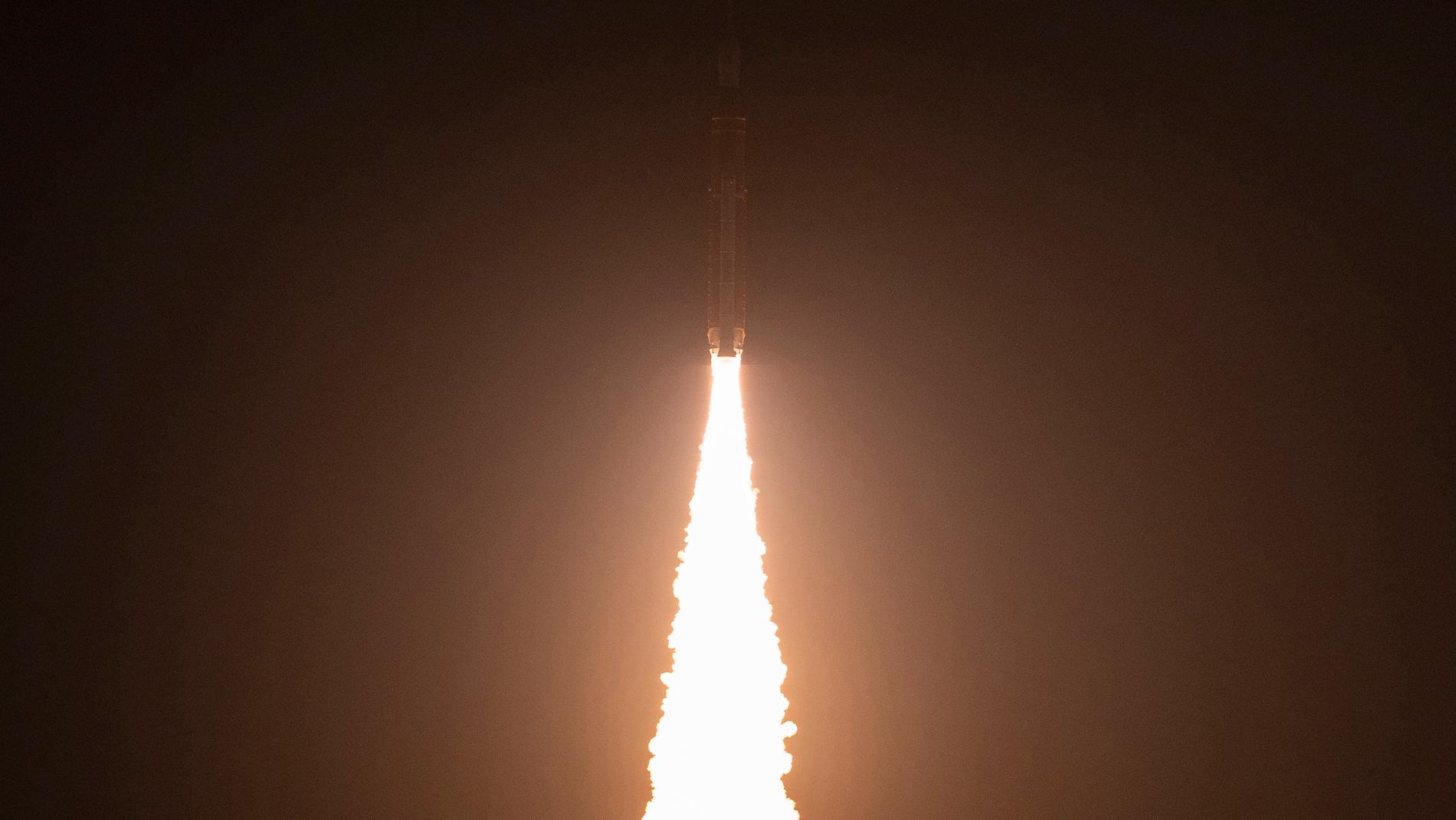 Raketen Artemis 1 som bär Orionfarkosten skjuts i väg från Cape Canaveral i Florida den 16 november.