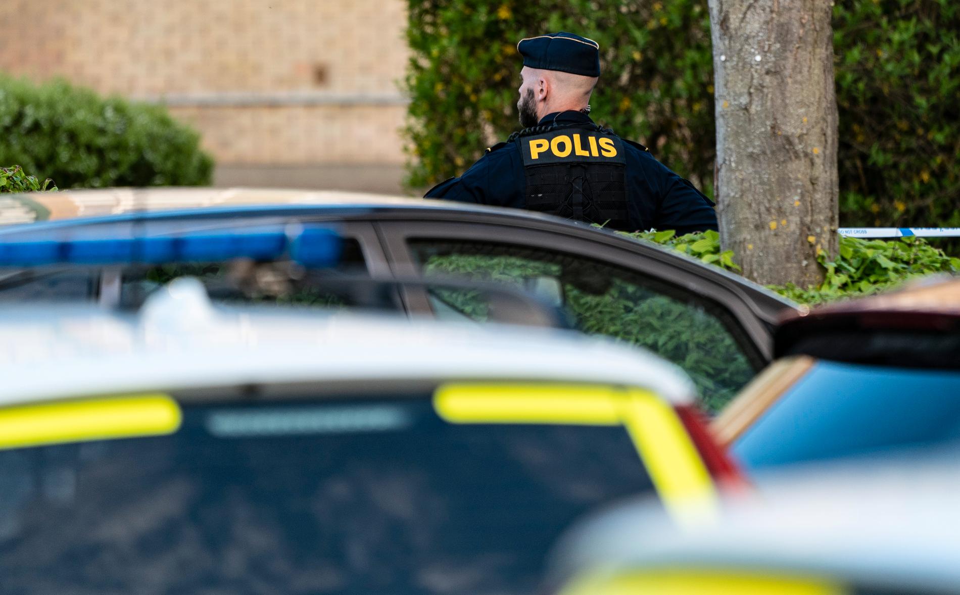 Polis och avspärrningar på i Malmö efter att en man utsatts för ett misstänkt mordförsök på tisdagskvällen.