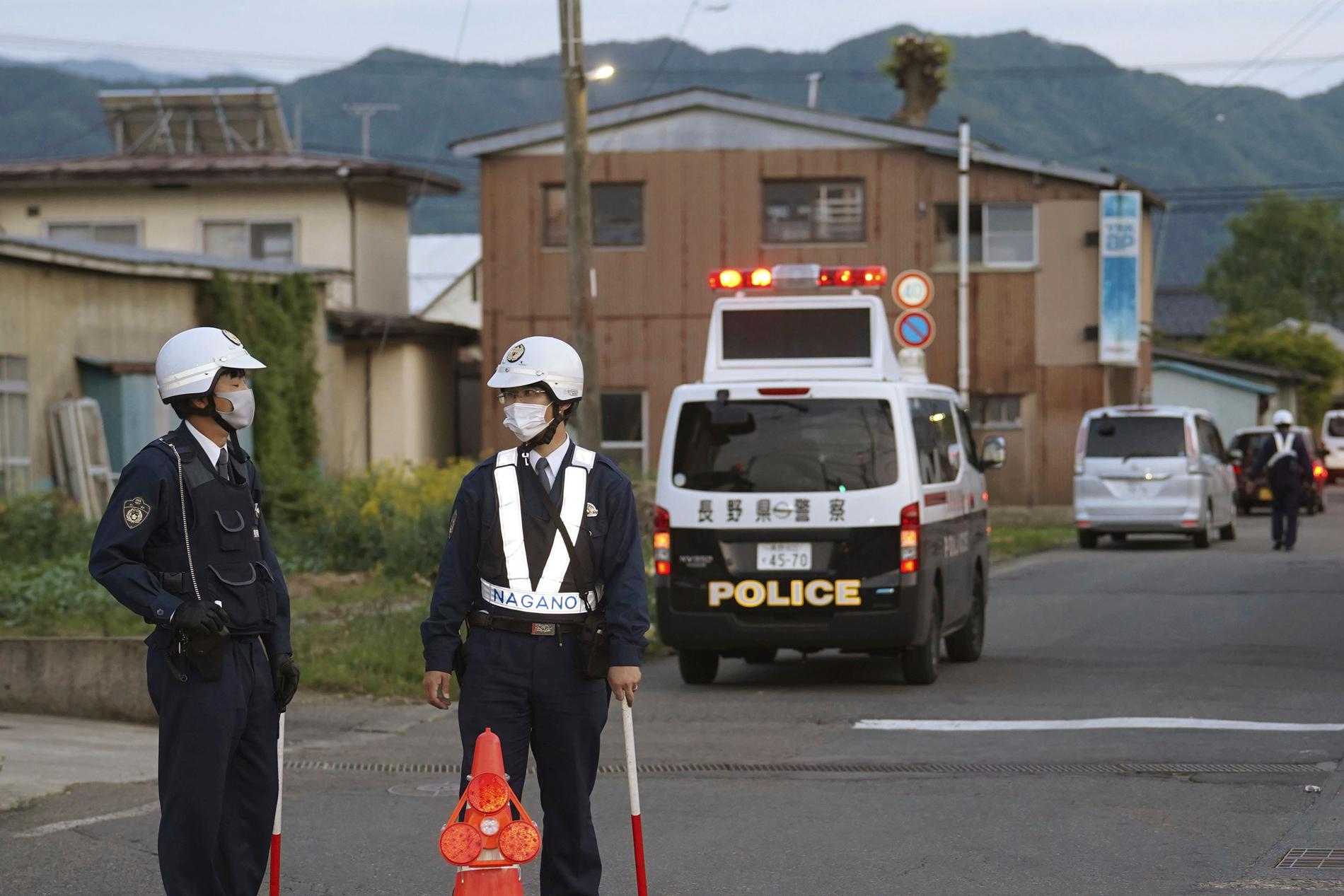 Polis på plats på vägen till byggnaden i Nakano, Japan, där en man har gått till attack.