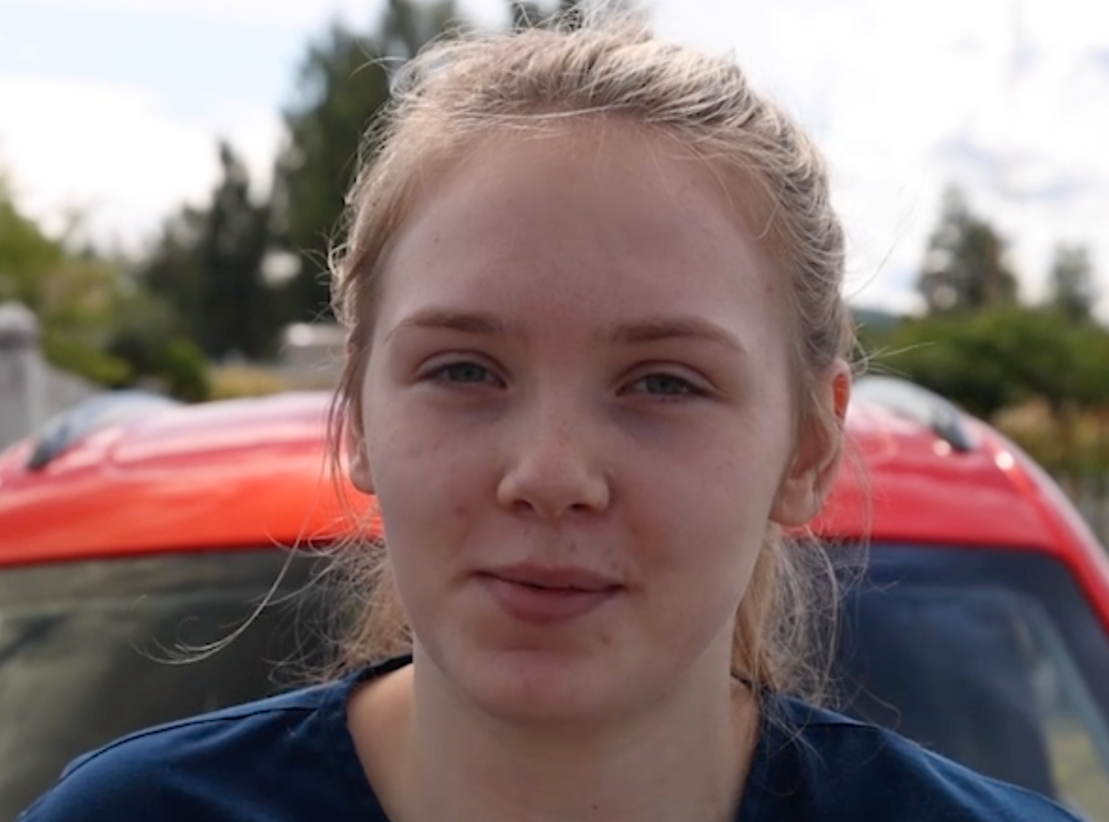 Ronja, 17, kör epa för hemtjänsten i Malung-Sälens kommun.