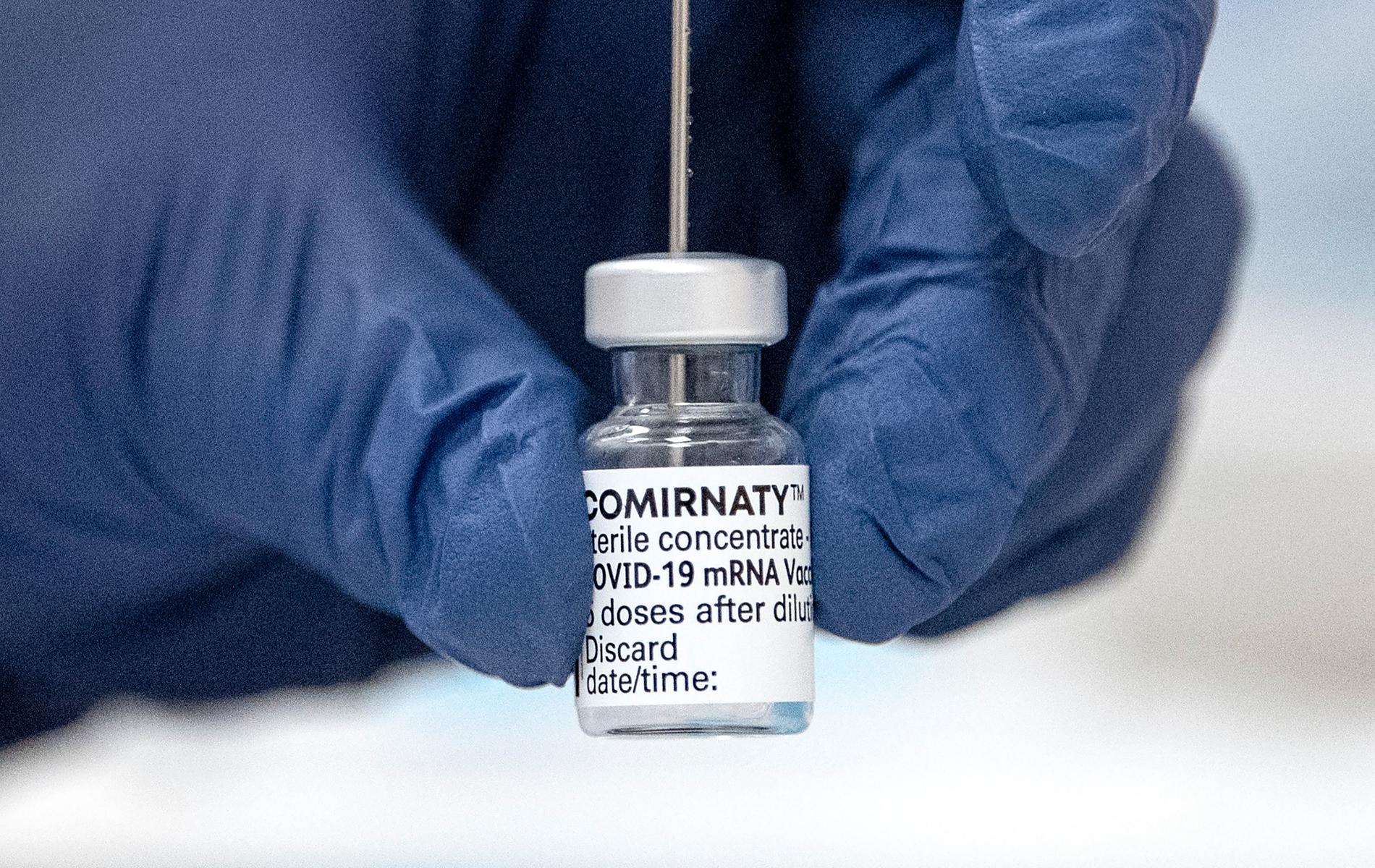 Skåne hoppas få ut en extra dos, en sjunde, ur varje flaska med Pfizer-Biontechs vaccin mot covid-19 – tack vare en speciell sorts spruta. Arkivbild.