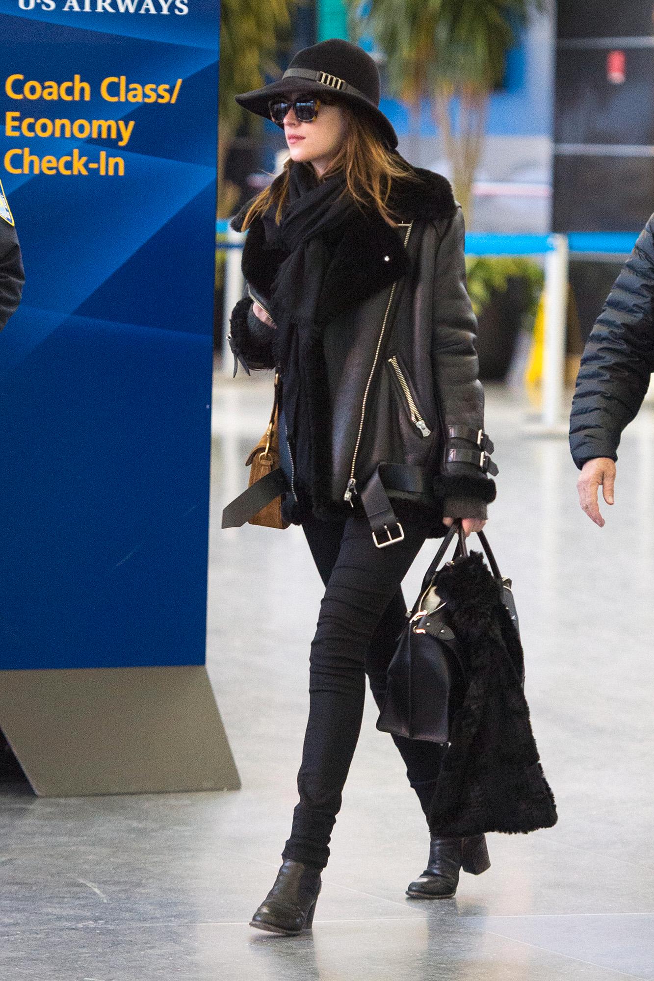 Dakota Johnson Fifty Shades-stjärnan kör på en cool, rockig stil helt i svart när hon reser och bär vinterns favoritjacka från Acne Studios.