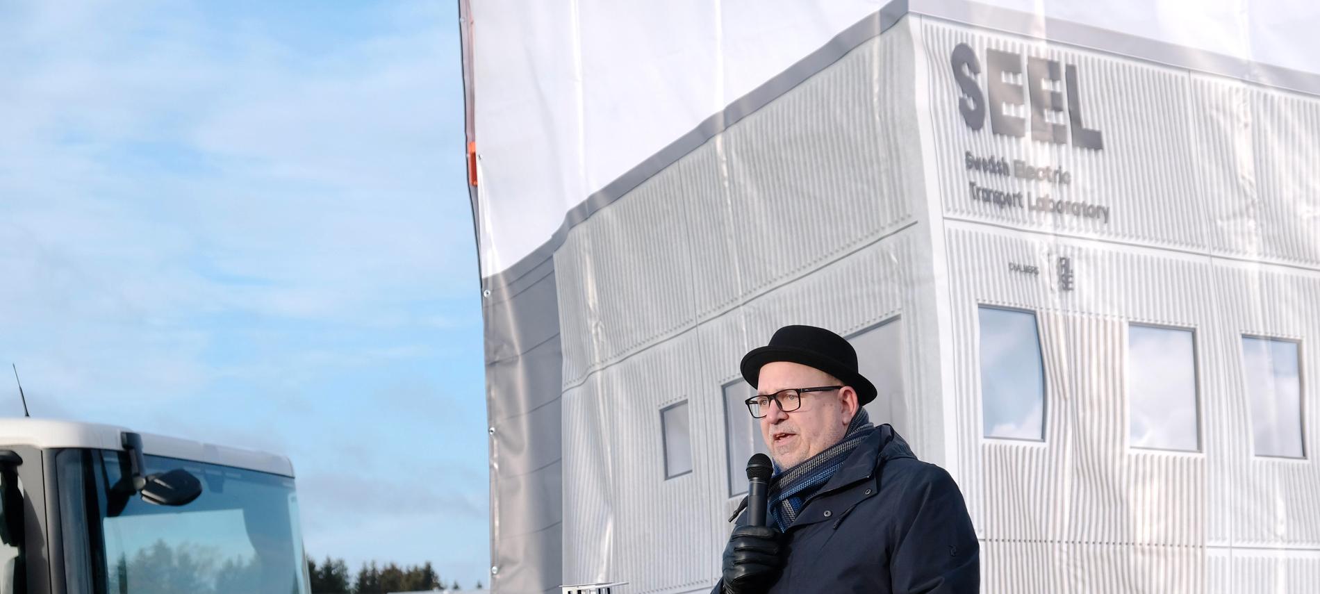 Näringsminister Karl-Petter Thorwaldsson talar vid byggstarten för SEEL, ett textcenter för eldrivna fordon.