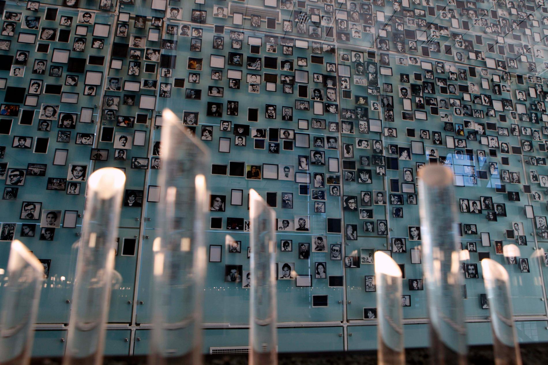Bilder av försvunna chilenare vid ett minnesmonument i Santiago i Chile. Arkivbild.