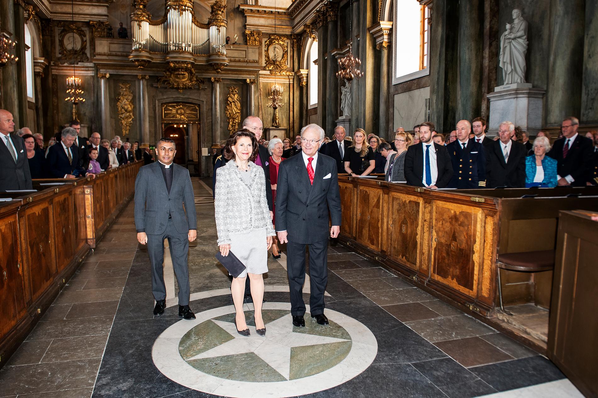 Drottning Silvia och kungen anländer till Slottskyrkan för födelsedagskonserten.