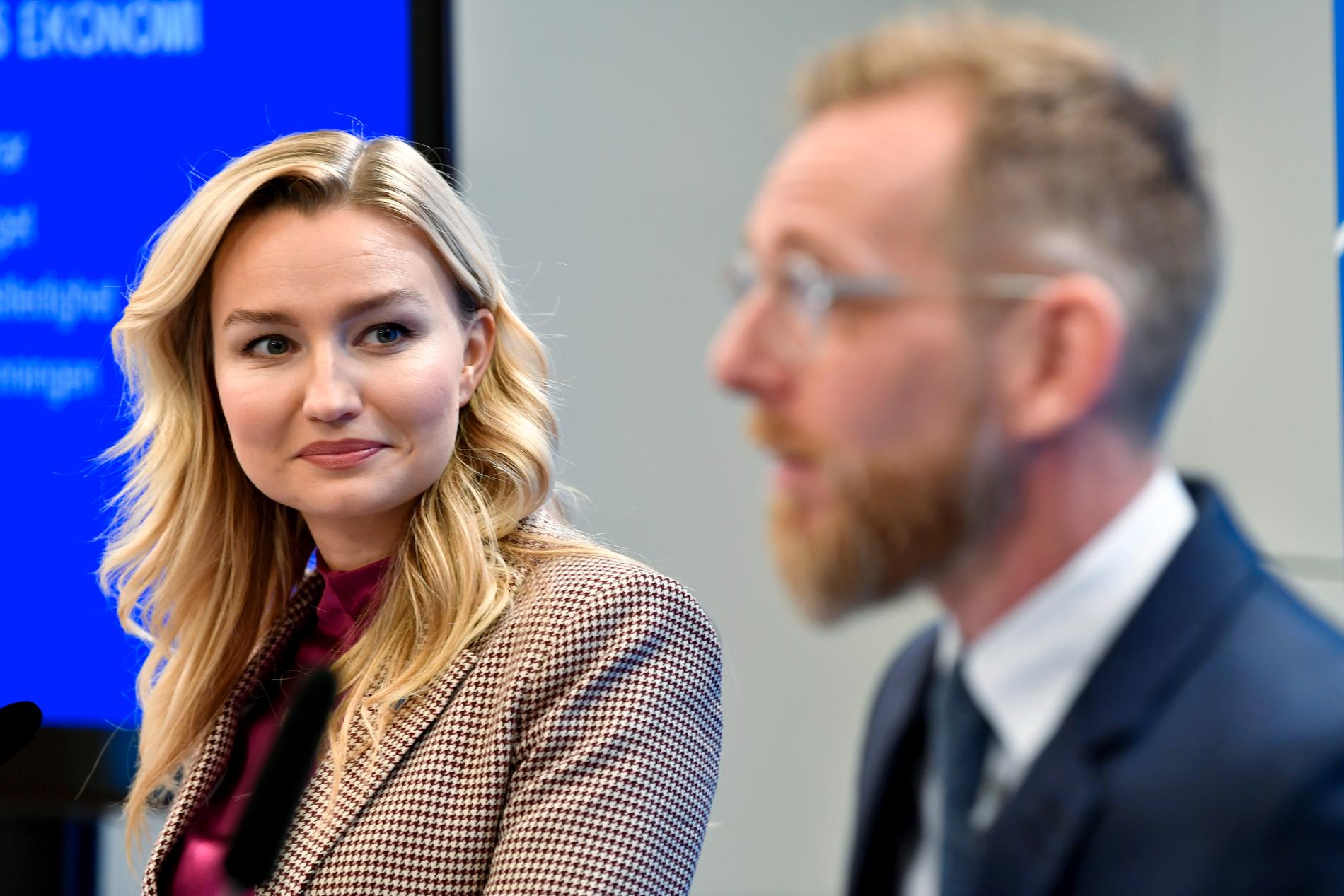 Kristdemokraternas partiledare Ebba Busch och Jakob Forssmed, ekonomisk talesperson, presenterar partiets budgetmotion under en pressträff.