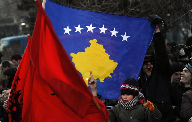 DEN NYA FLAGGAN. Det oberoende Kosovos flagga vecklades ut för första gången på självständighetsdagen den 17 februari.