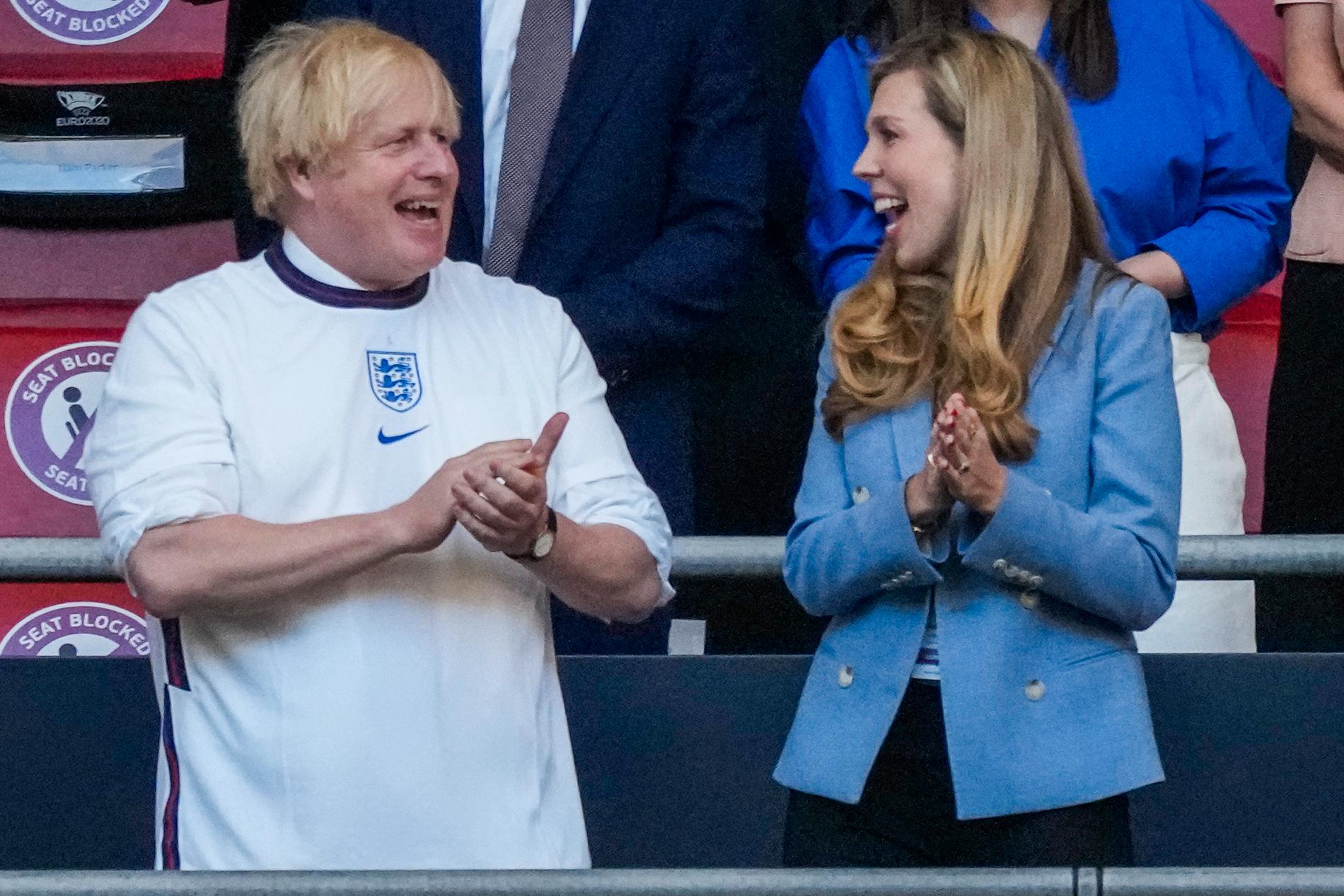Boris Johnson tillsammans med hustrun på Wembley. 
