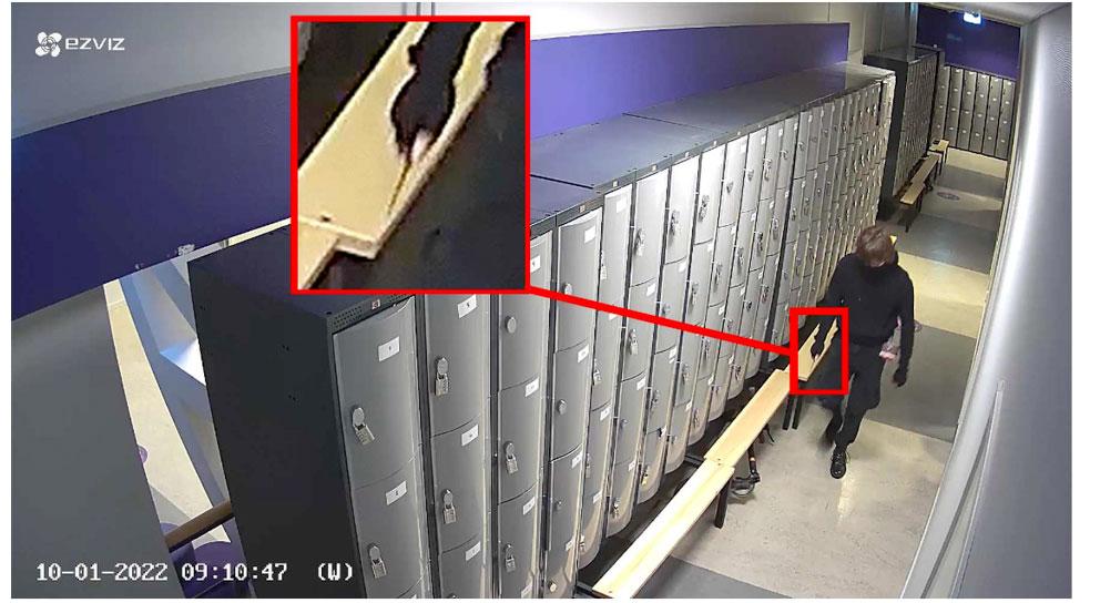Bild från skolans övervakningskameror som visar William i korridoren med en kniv i handen.