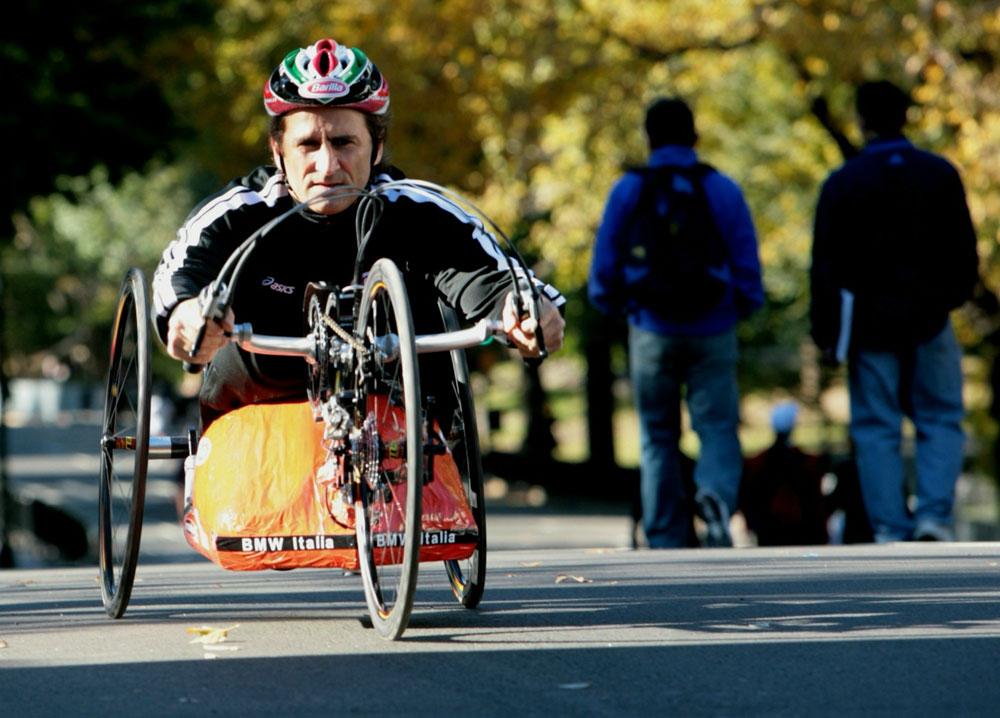 Zanardi laddar upp inför New York Marathon 2007 på sin handcykel.