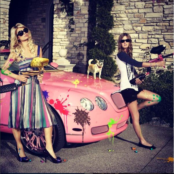 Paris Hilton (t.v.) uppges inte längre ha kvar sin rosa Bentley.
