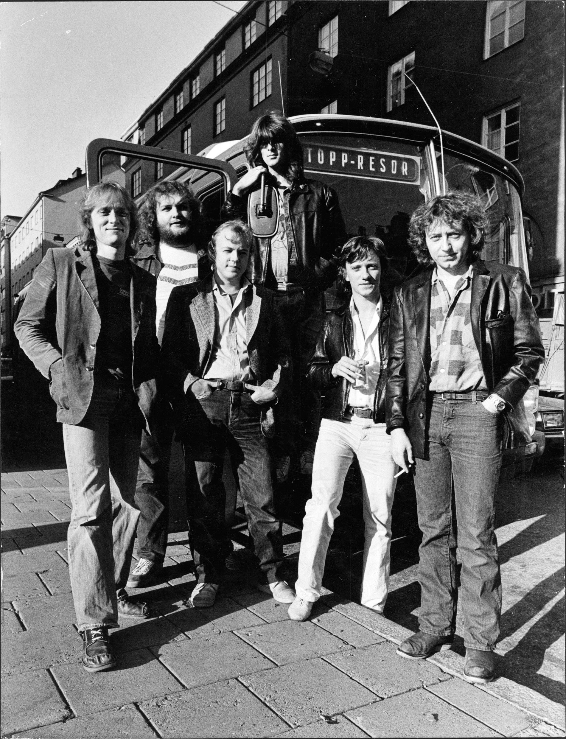 Ulf Lundell med band 1980. Hans Olsson, Ingemar Dunker,  Lars Lindbom, Niklas Strömstedt, Mats Ronander och Ulf Lundell.