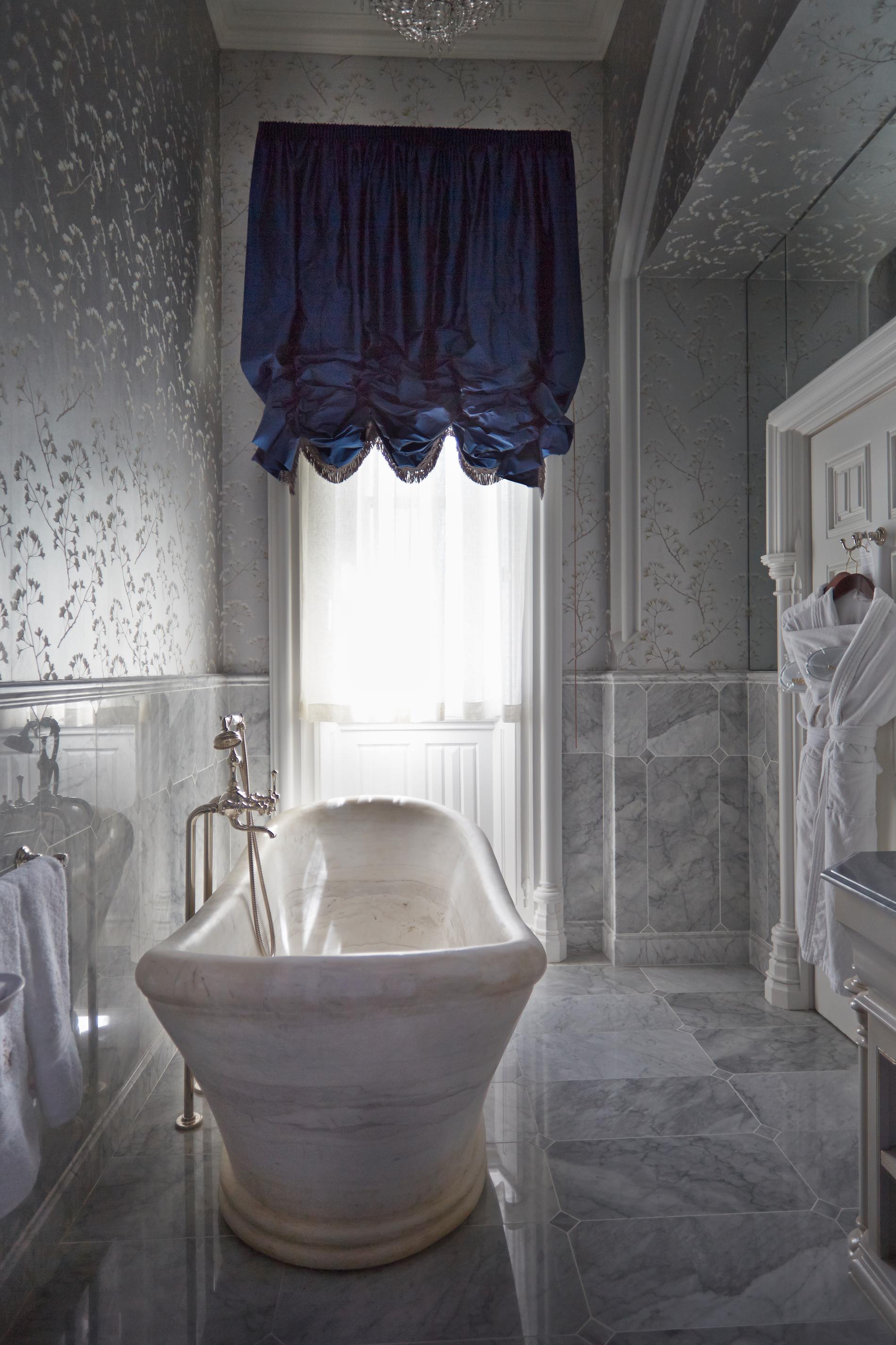 Varje dag ska paret spola 160 toaletter och pröva duscharna i de 83 gästrummen. ”Bra motion”, enligt Laura Jamieson.