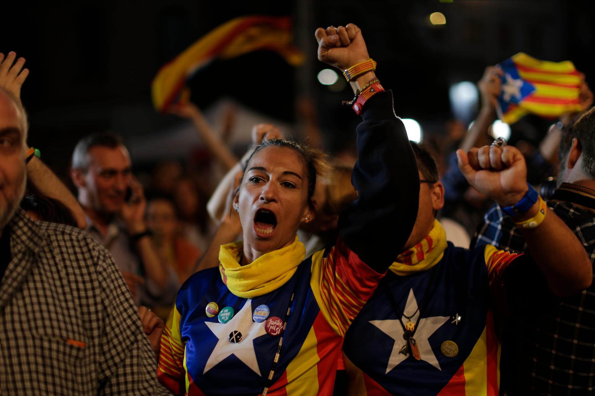 Självständighetsförespråkare i Barcelona jublar efter de första valresultaten.
