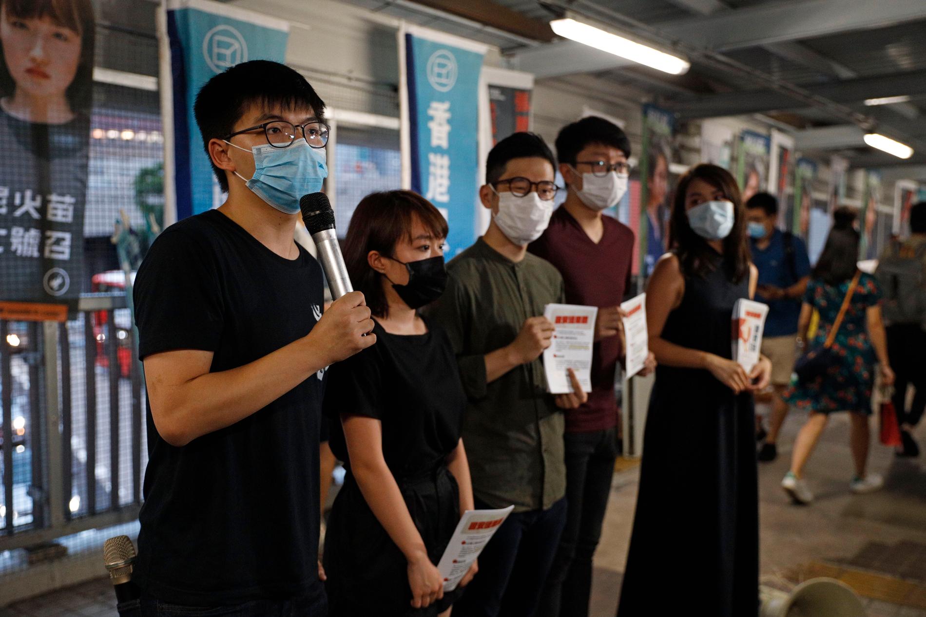 En av ledarfigurerna för demokratirörelsen, Joshua Wong (till vänster), talar till pressen under en protest mot Kinas utkast till säkerhetslagen.
