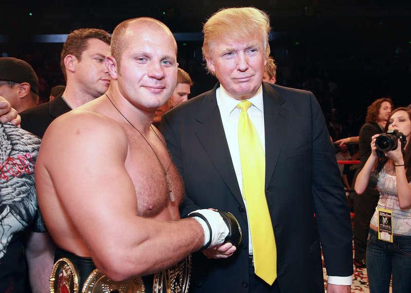 Här poserar MMA-ikonen med Donald Trump.