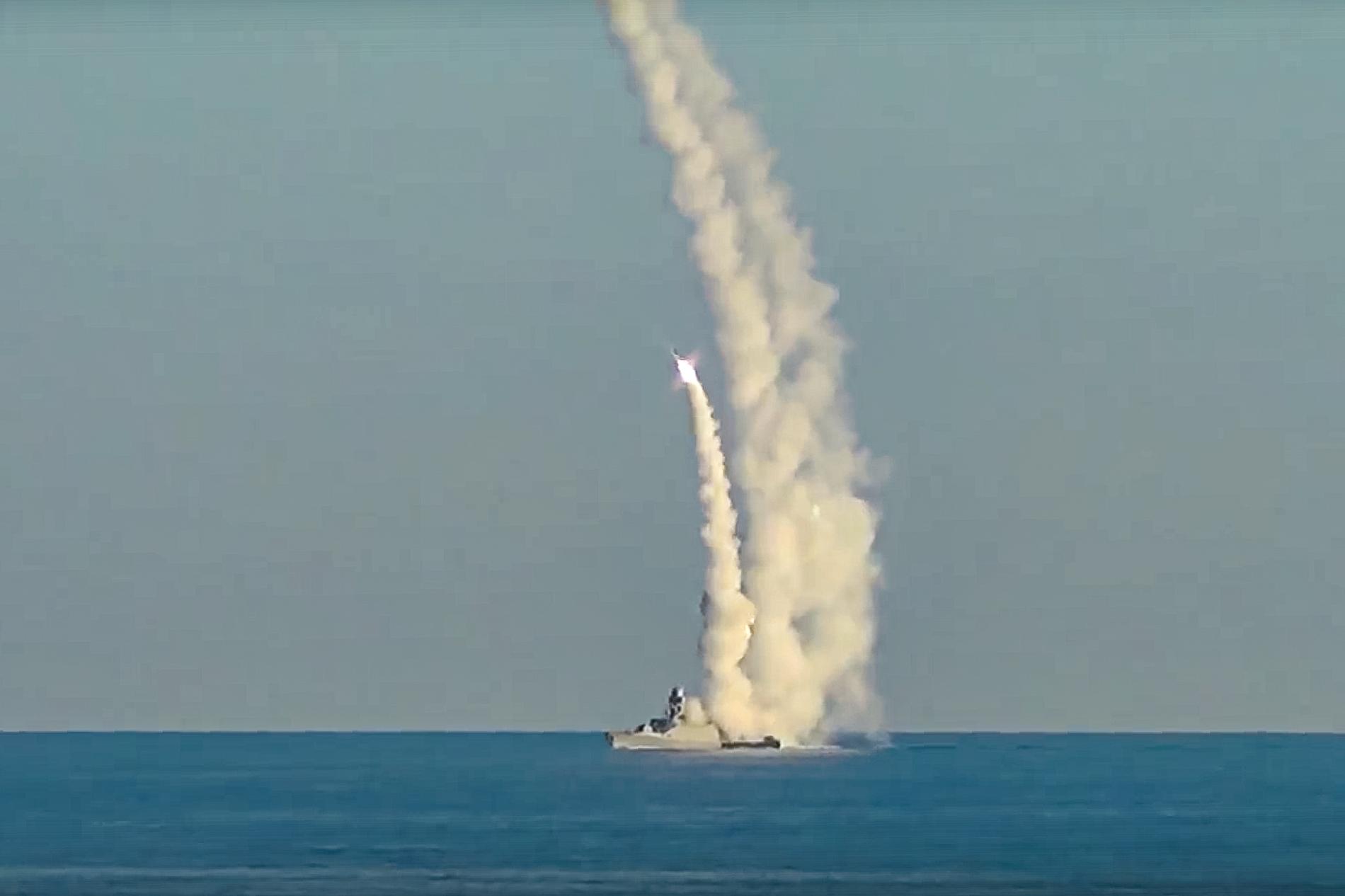 Kalibr-missil skickas iväg av ryskt militärfartyg. 