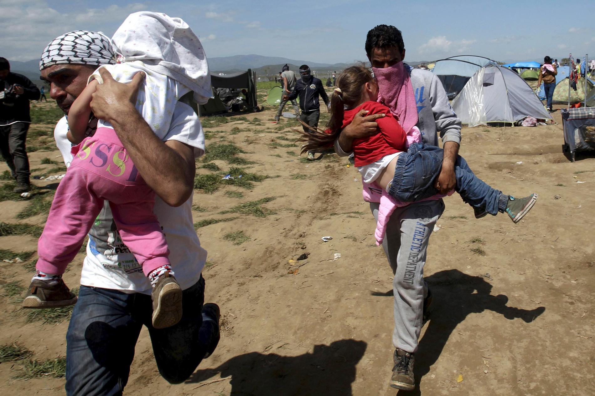 Hundratals migranter skadades på söndagen när de besköts med tårgas vid gränsen mellan Makedonien och Grekland. Den Makedonska polisen sköt mot  flyktingar på den grekiska sidan av gränsen vid övergången Idomeni.