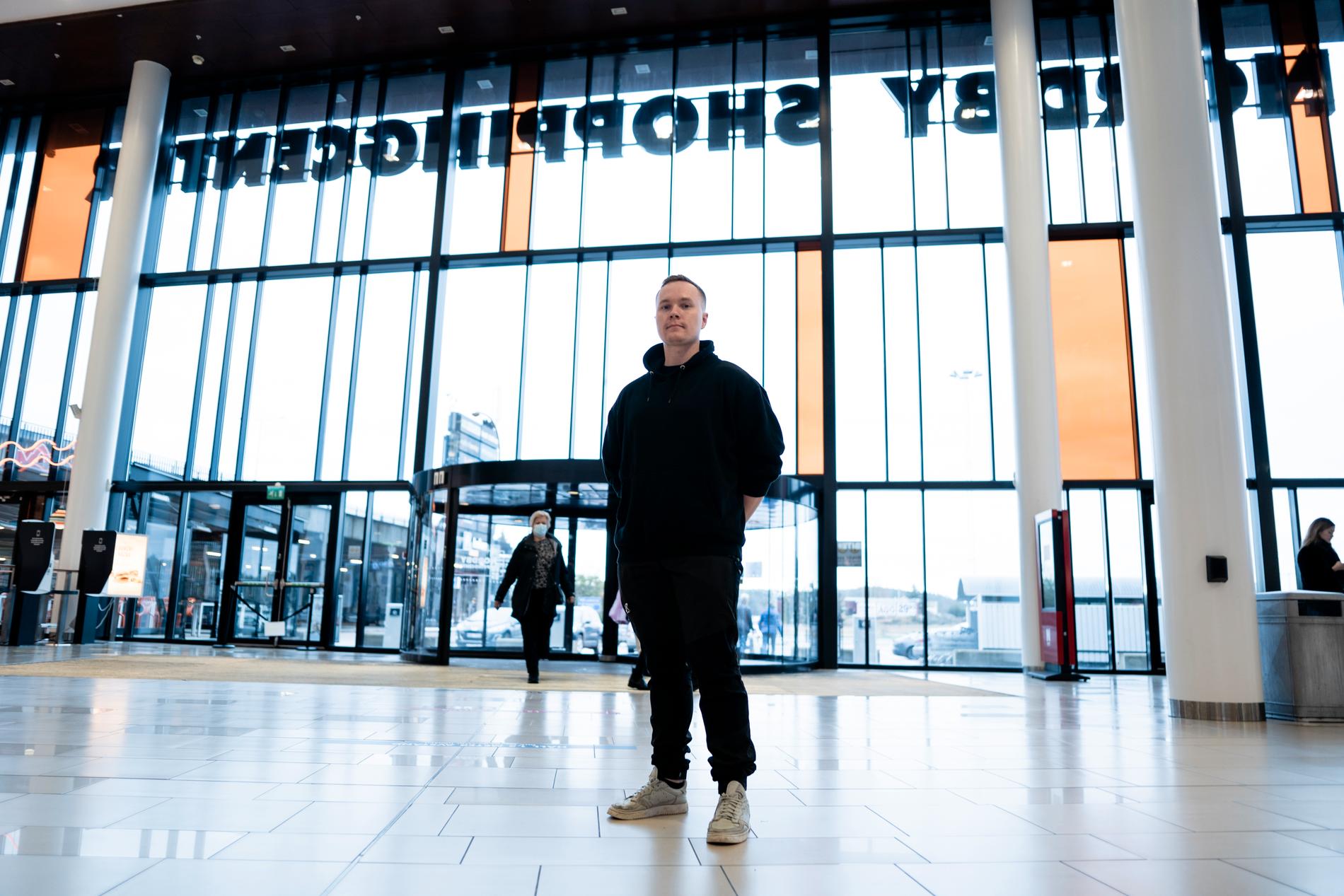 Anton Brusing, 26, har åkt ut till Nordby Shoppingcenter för att se hur det ser ut nu när handeln i princip står stilla där.