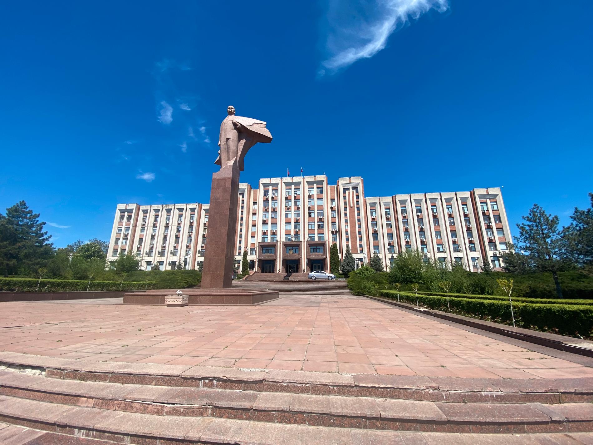 Transnistriens regeringsbyggnad med en staty av Vladimir Lenin.