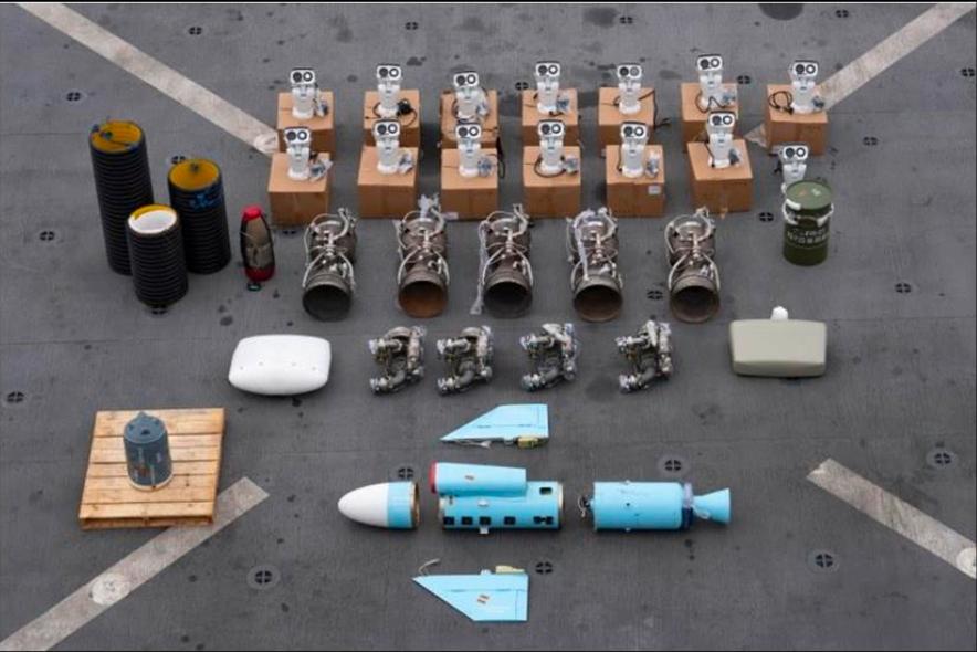 Fotot släppt från USA:s militär sägs visa flera olika robotkomponenter som hittades ombord ett fartyg på väg till Huthirörelsen.