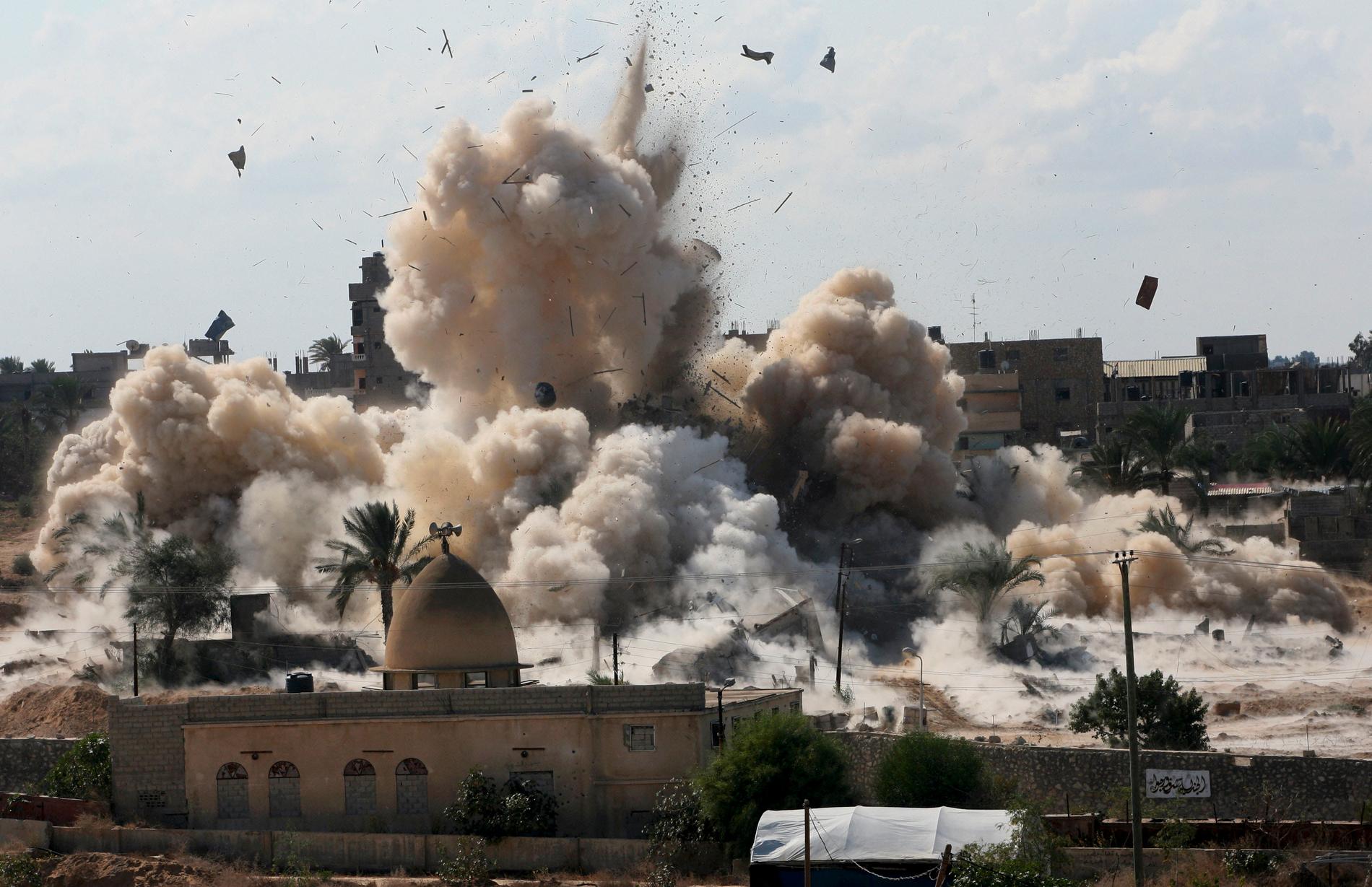Ett hus på norra Sinaihalvön bombas av egyptiska armén. Arkivbild från 2014.