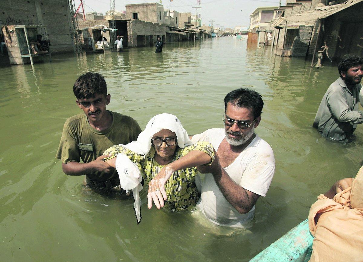 Soldater ur Pakistans armé räddar en nödställd kvinna efter översvämningar i Khairpur. Över 20 miljoner människor har tvingats fly undan vattenmassorna. Foto: Shakil Adil/AP