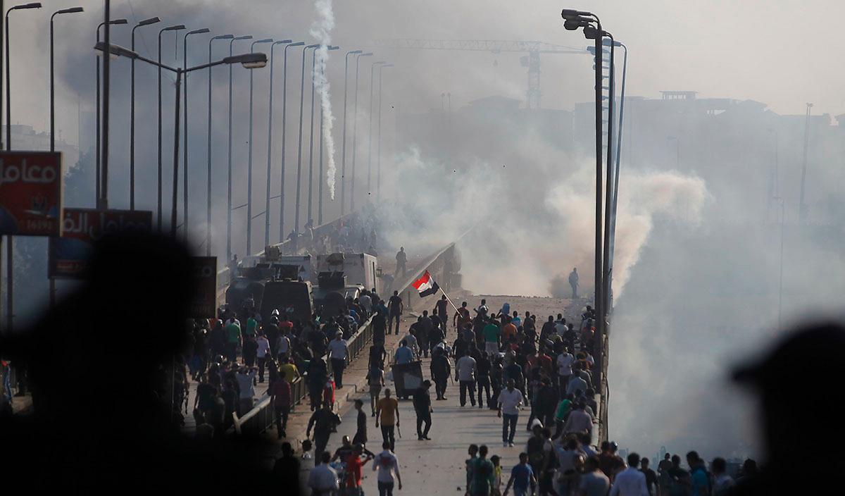 Demonstranter flydde i går undan militärens och polisens angrepp mot protestlägren i Kairo.