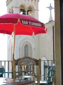 På Bar Turrisi finns det manliga könsorgan avbildade lite överallt, exempelvis på möblerna.
