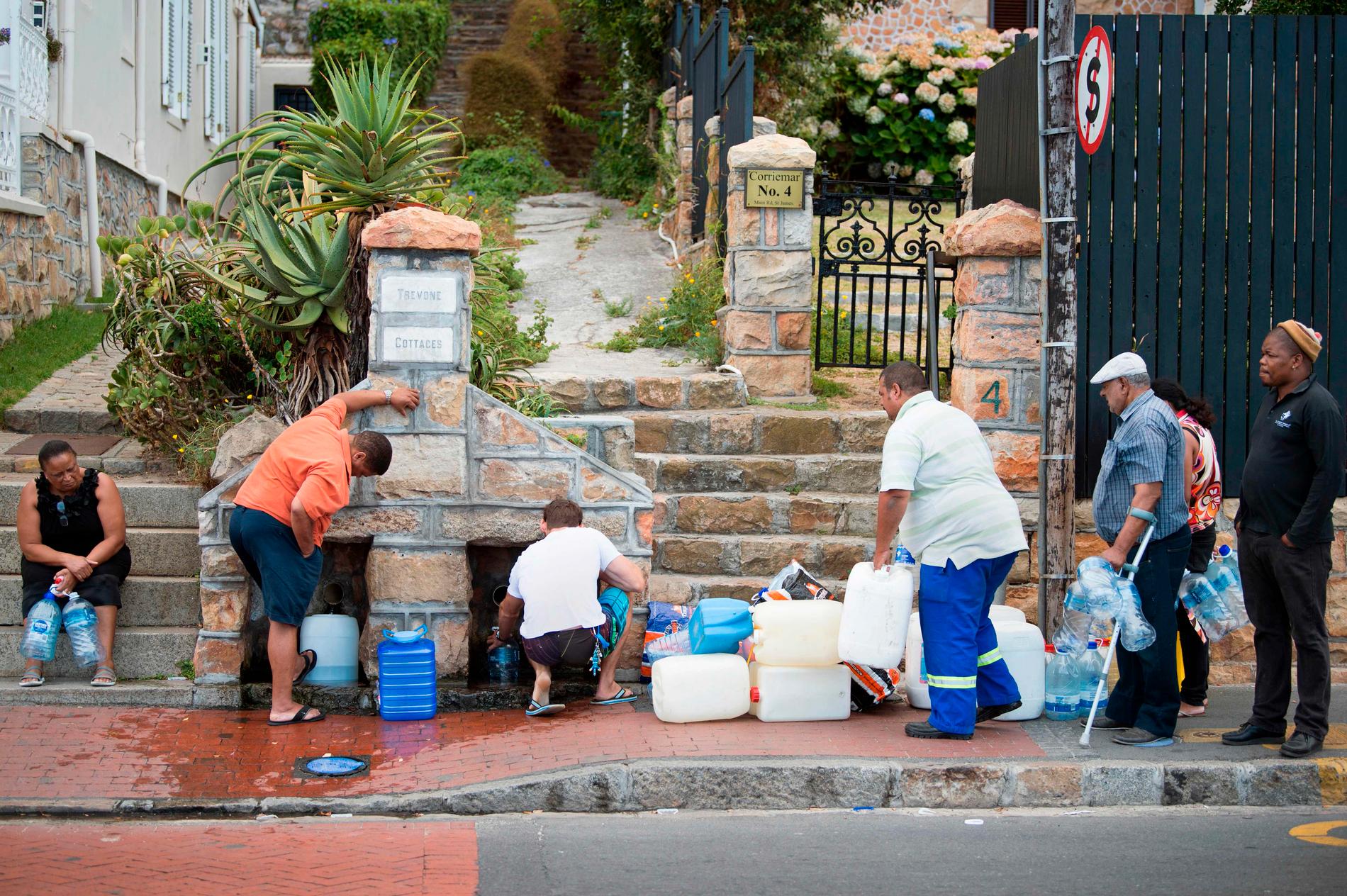 Invånare hämtar dricksvatten från en underjordisk källa i St: James, två och en halv mil utanför Kapstaden. 