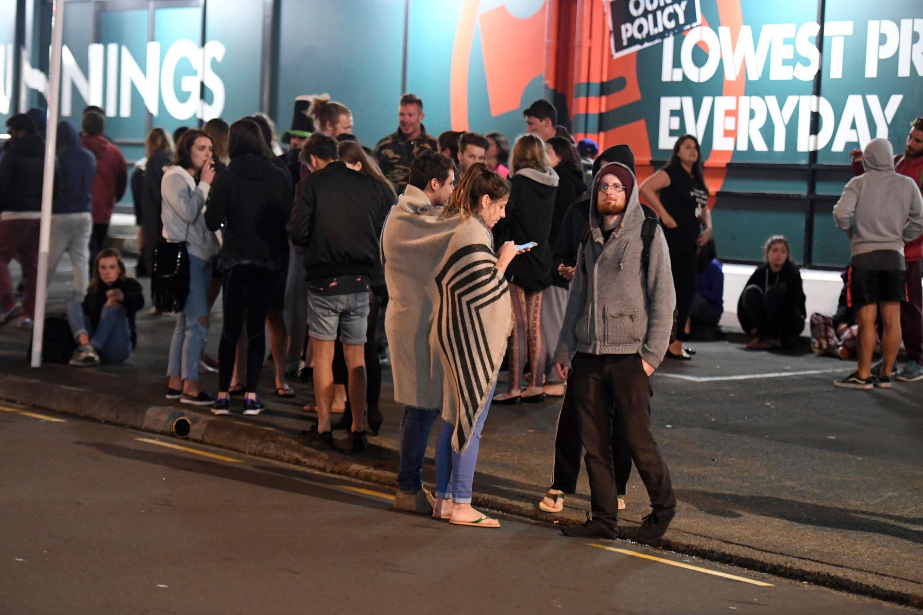 Människor som evakuerades från byggnader i Wellington.