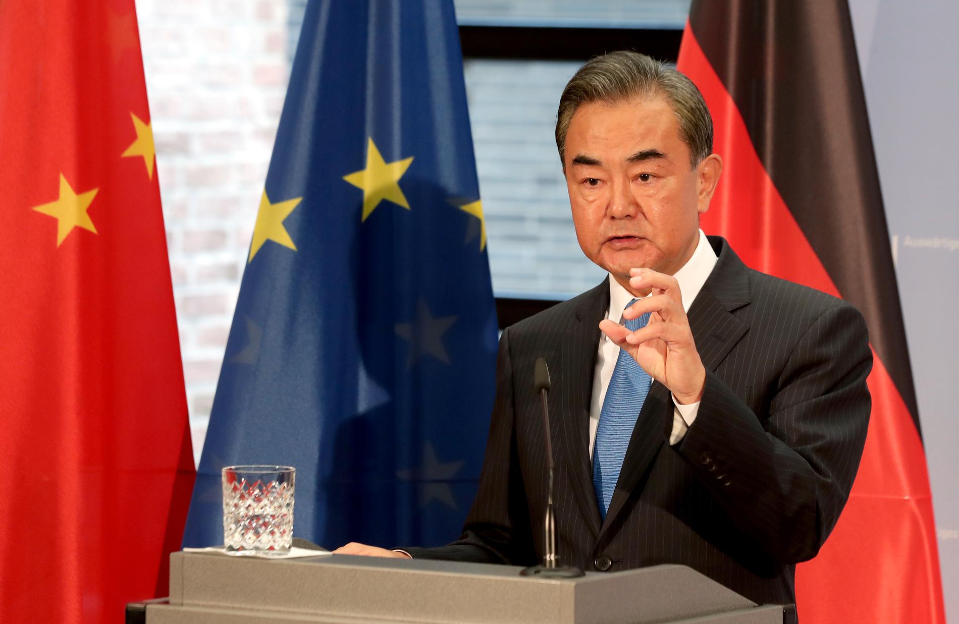 Kinas utrikesminister Wang Yi skummar just nu av raseri.