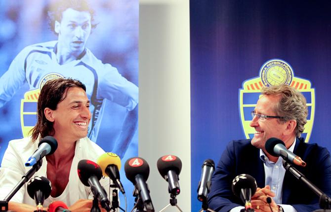 Efter att Sverige missat att gå till VM och Lars Lagerbäck lämnat förbundskaptensposten slutade Zlatan tillfälligt att spela i blågult. Men 15 juli kunde Sportbladet avslöja att stjärnan gör comeback - något som han själv och Erik Hamrén bekräftade på en presskonferens 16 juli.