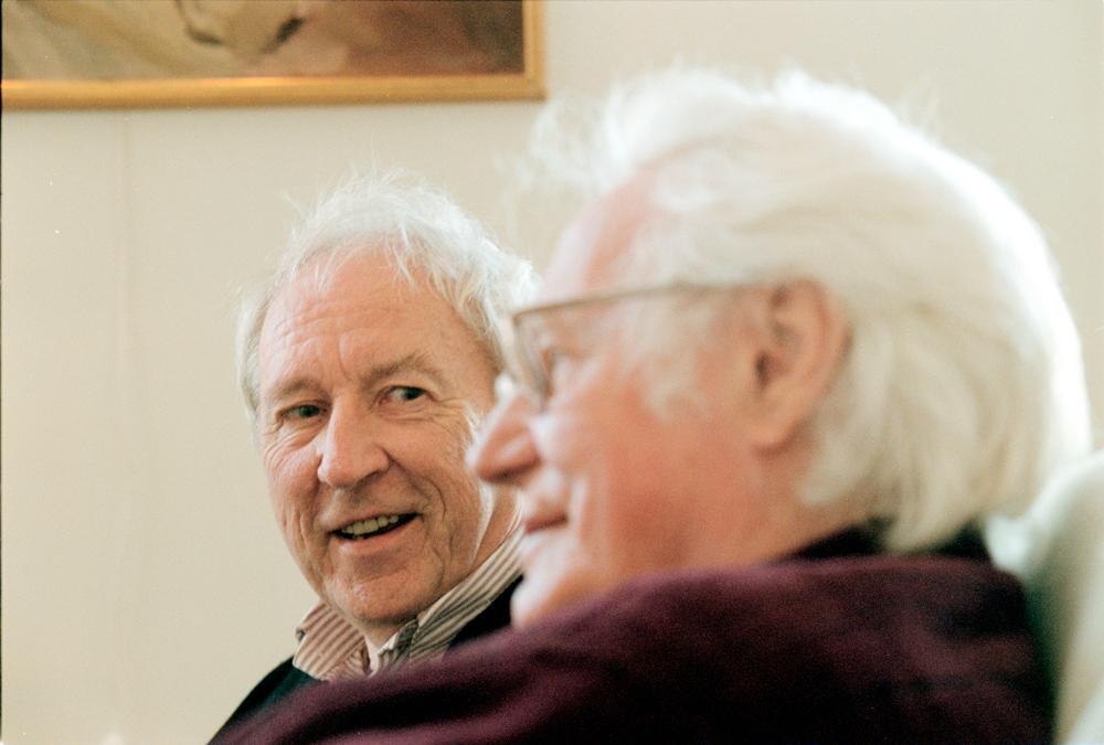 Tomas och poetkollegan Robert Bly från USA sitter och samtalar i Tranströmers hem.