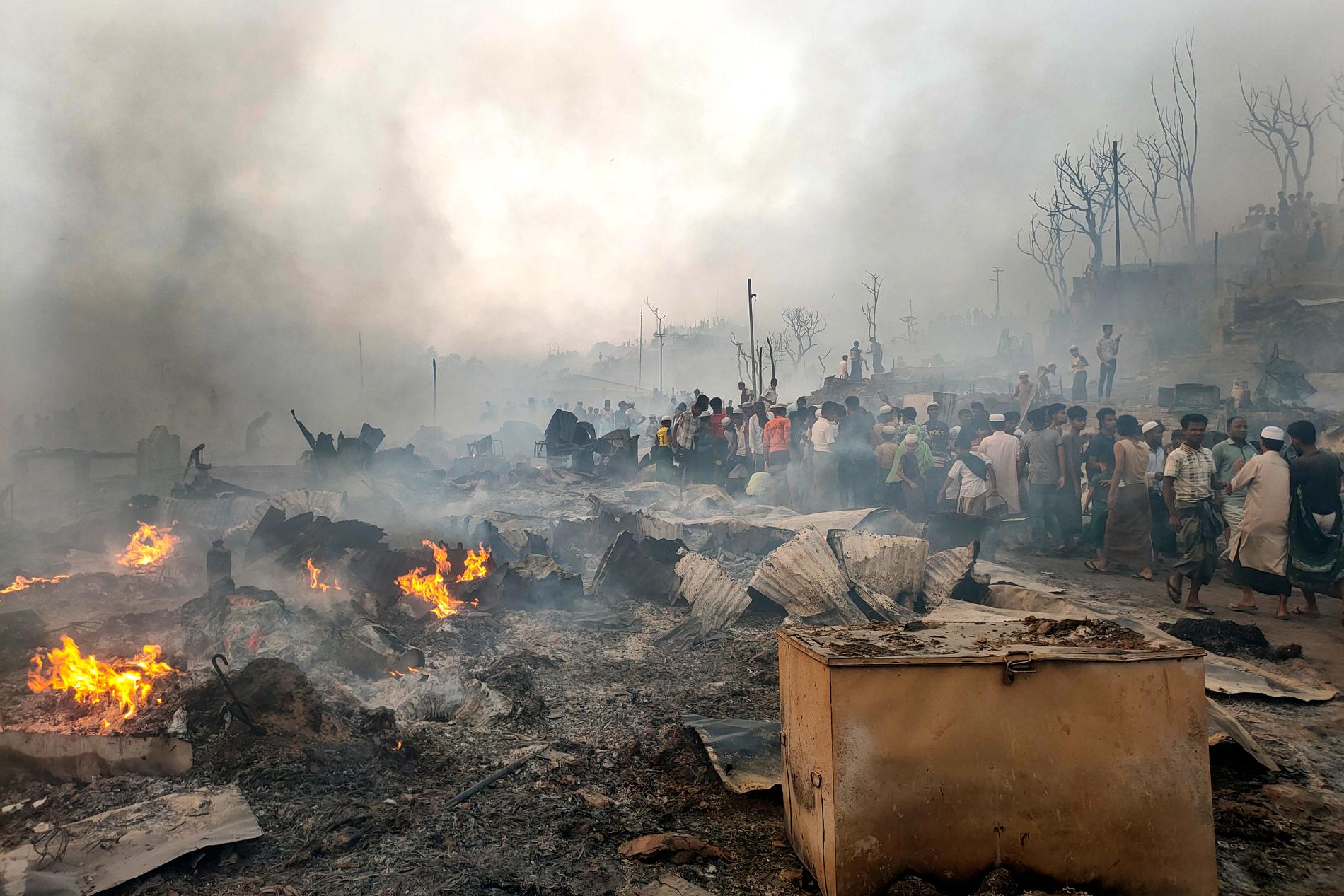 Människor försöker rädda sina ägodelar efter branden i flyktinglägret Balukhali.
