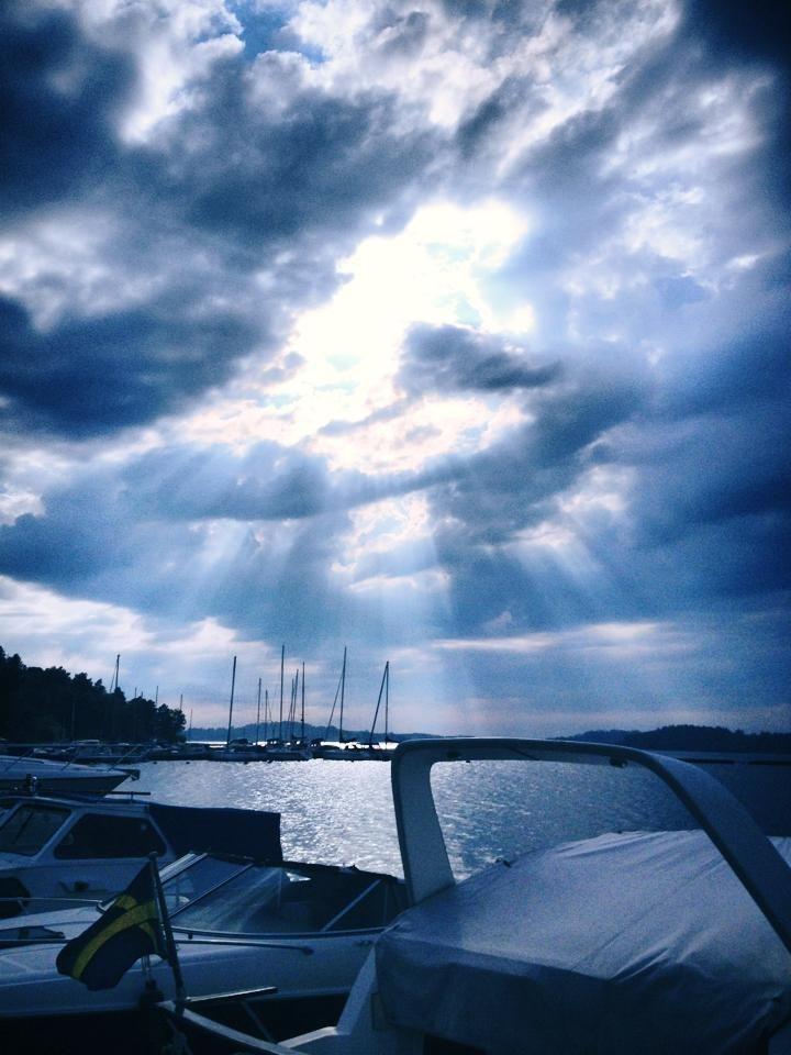 Rebekka satt med några vänner och mös vid båtbryggan vid sätrabadet. Det var klarblå himmel och sol, sen helt plötsligt kom massa moln och hon lyckades fånga denna bild.