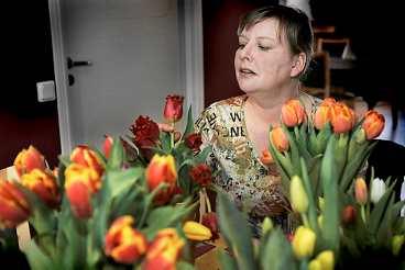 Aftonbladets Karin Ahlborg i ett hav av tulpaner.