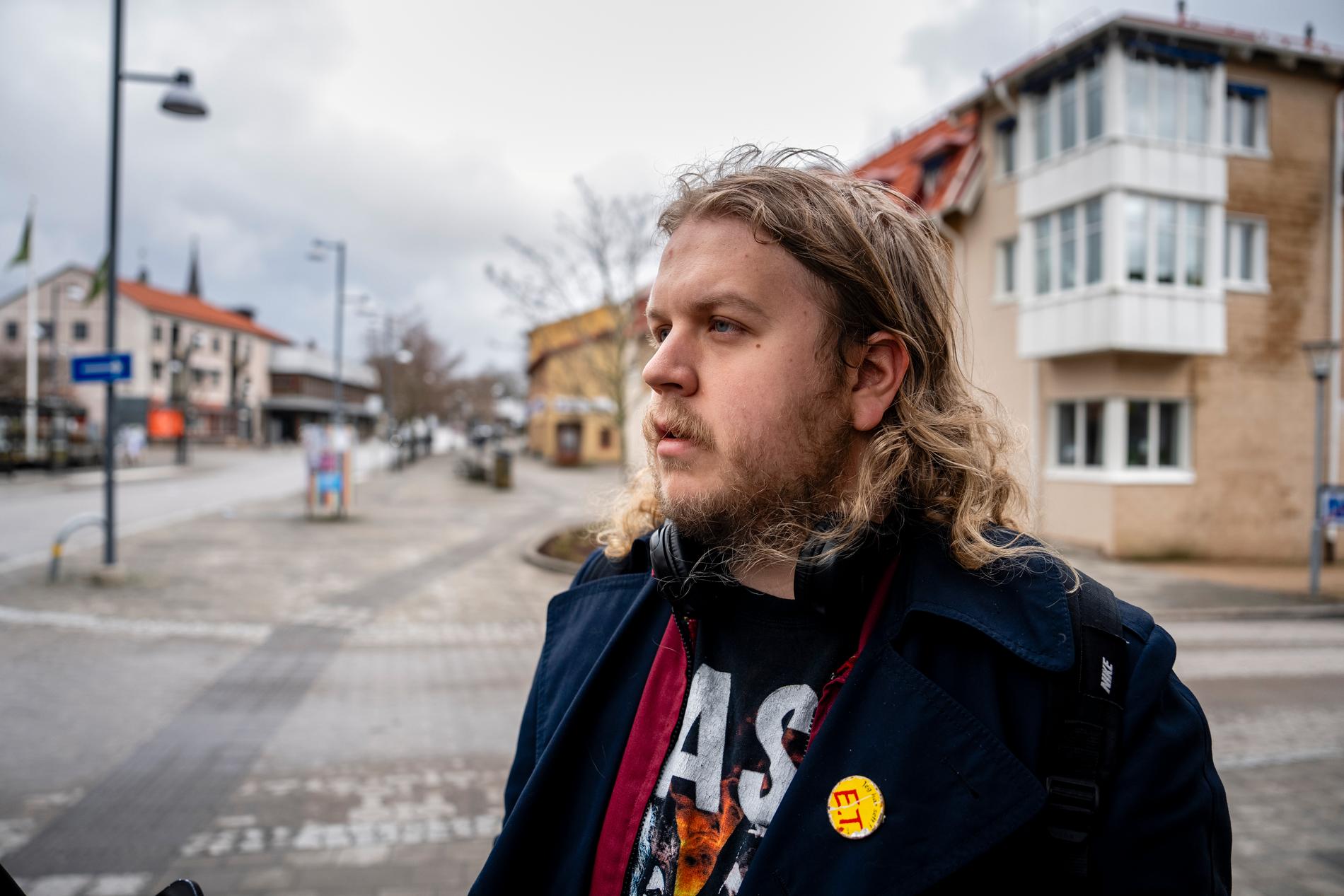 Johan, 24, gick i samma skola som Maja. Han beskriver en dämpad stämning i kommunen. 