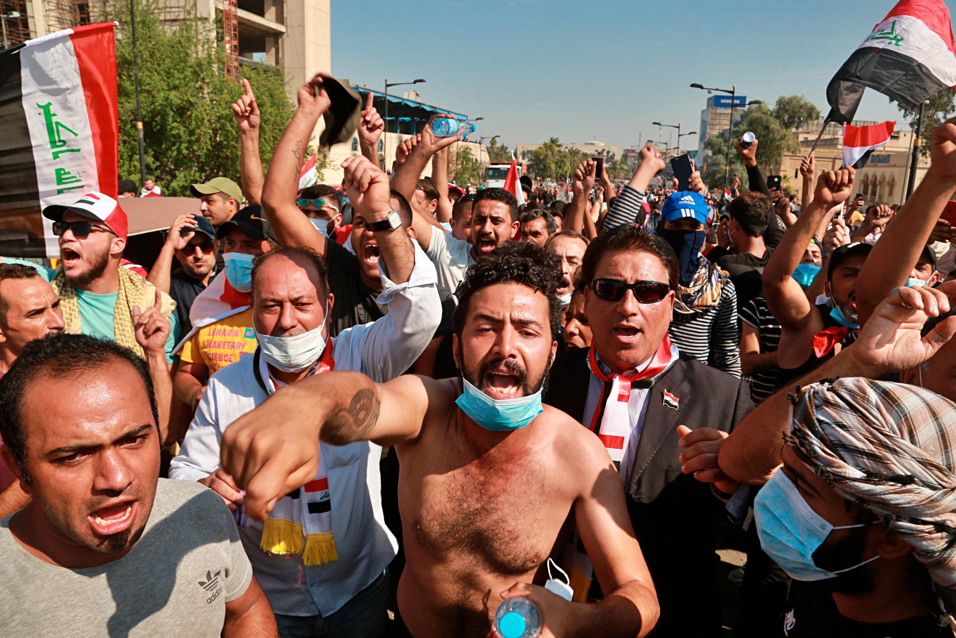 Demonstranter i Bagdad på lördagen.